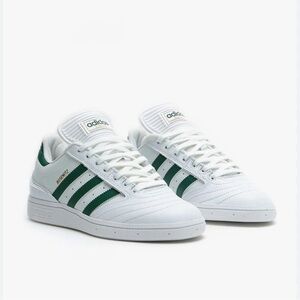 Vintage Adidas Buzentiz white and green shoes. Size: 7 (women’s) size: 5 (men’s)